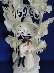 New Vintage Wilton «White Orchids» Wedding Cake Top, White Coat # 114-10736