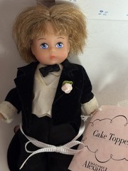 ADORABLE 2002 MADAM ALEXANDER BRIDE & GROOM CAKE TOPPER WITH BASE # 33570 MINT