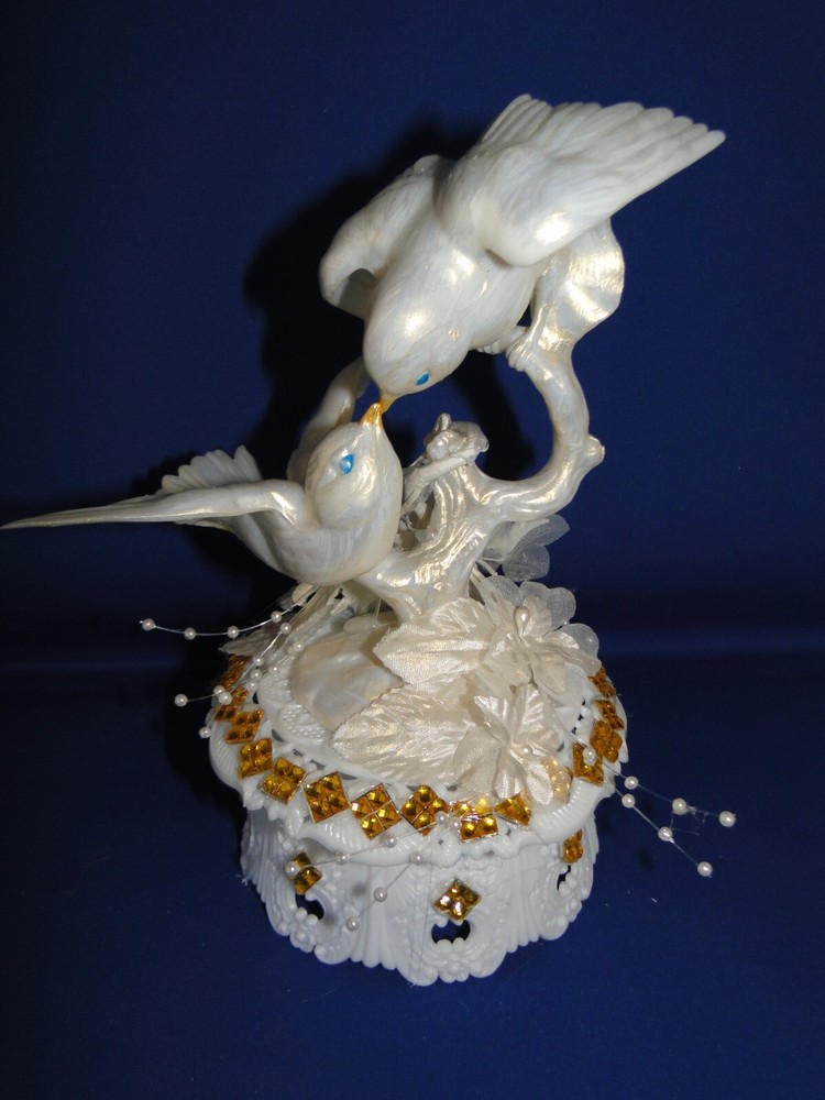 New Elegant Handmade Wedding Kissing Love Birds Cake topper with Gold decor