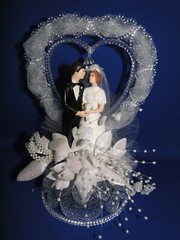 New Elegant Wedding Caketopper with Bride & Groom and decorated heart back #114