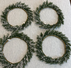 POTTERY BARN FROSTED PINE WREATH HOLIDAY PLATE CHARGERS SET OF 4 GREEN 16″ DIAM