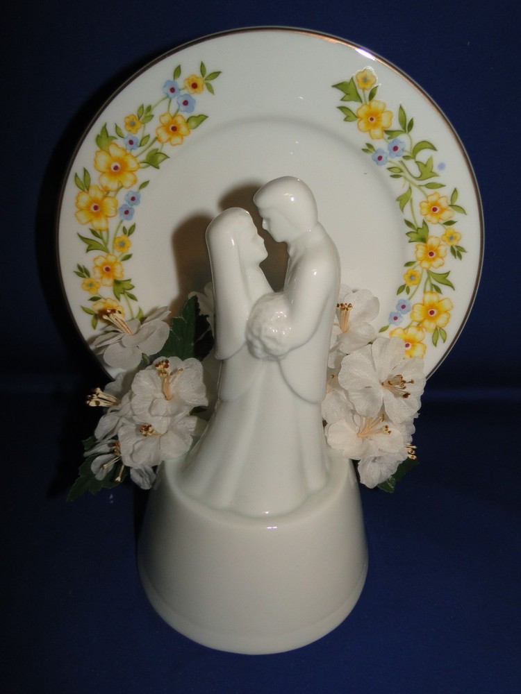 New Vintage Wilton «Cherish» Wedding CakeTop, white porcelain with plate 117-190