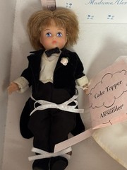 ADORABLE 2002 MADAM ALEXANDER BRIDE & GROOM CAKE TOPPER WITH BASE # 33570 MINT