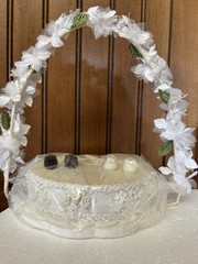ADORABLE 2002 MADAM ALEXANDER BRIDE & GROOM CAKE TOPPER WITH BASE # 33570 MINT