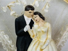 VTG BRIDE GROOM 1950s WEDDING CAKE TOPPER White Lace Bell MCM Light Marriage