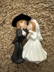 Lefton Western Bride & Groom Cake Topper Kissing Ceramic Wedding Figurines 1983