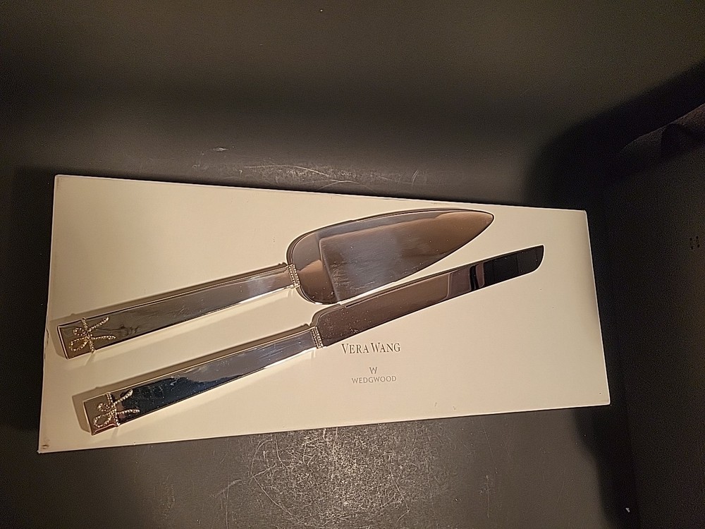 Vera Wang Love Knots (Hollowware) by Wedgwood 2 Piece Cake Service Set