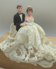 Vintage Wedding Cake Topper Caucasian Couple Brown Hair 1960’s