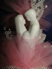New Vintage Wilton «Lustrous Love» Wedding CakeTop, white porcelain,pink 117-623