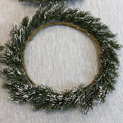 POTTERY BARN FROSTED PINE WREATH HOLIDAY PLATE CHARGERS SET OF 4 GREEN 16″ DIAM