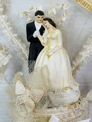 VTG BRIDE GROOM 1950s WEDDING CAKE TOPPER White Lace Bell MCM Light Marriage