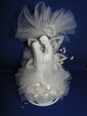 New Vintage Wilton «Lustrous Love» Wedding CakeTop, white porcelain 117-621