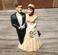 antique ACA chalkware plaster wedding cake topper 4″ bride & groom 1950? AS IS