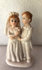Vtg 3.5″ BRIDE GROOM Wedding Cake Topper Resin Shiny Glitter Veil Bouquet Tails
