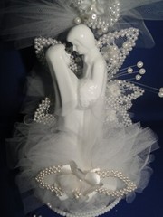 New Vintage Wilton «Lustrous Love» Wedding CakeTop, white porcelain 117-621