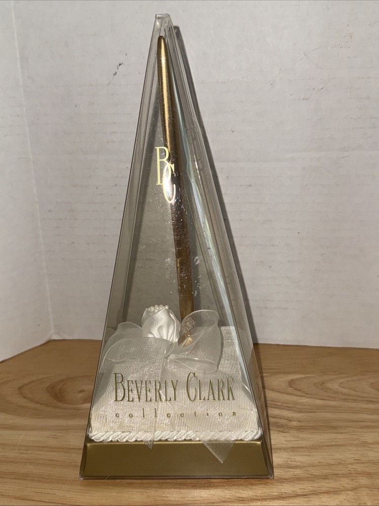 Beverly Clark Collection White Satin Flower With Gold Wedding Pen Set. NEW