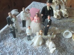 LOT OF 12 VINTAGE WEDDING TOPPERS/ACCESSORIES SHOES/VEIL.FLORAL ARCH 1940’S