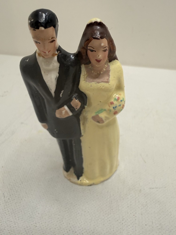 VTG Ceramic Bride And Groom Cake Topper Figurine Circa 1950’s Approx 4” W 1.25”