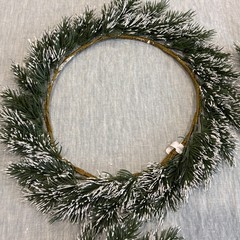 POTTERY BARN FROSTED PINE WREATH HOLIDAY PLATE CHARGERS SET OF 4 GREEN 16″ DIAM