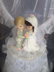 Precious Moments 10″ Wedding Cake Topper White Heart Beads Flowers Tulle Accents