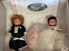 ADORABLE 2002 MADAM ALEXANDER BRIDE & GROOM CAKE TOPPER WITH BASE # 33570 MINT