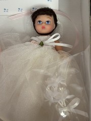 ADORABLE 2002 MADAM ALEXANDER BRIDE & GROOM CAKE TOPPER WITH BASE # 33570 MINT