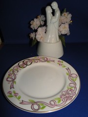 New Vintage Wilton «Cherish» Wedding CakeTop, white porcelain with plate 117-173