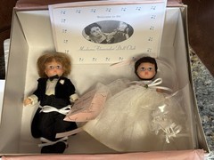 ADORABLE 2002 MADAM ALEXANDER BRIDE & GROOM CAKE TOPPER WITH BASE # 33570 MINT