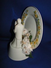 New Vintage Wilton «Cherish» Wedding CakeTop, white porcelain with plate 117-190