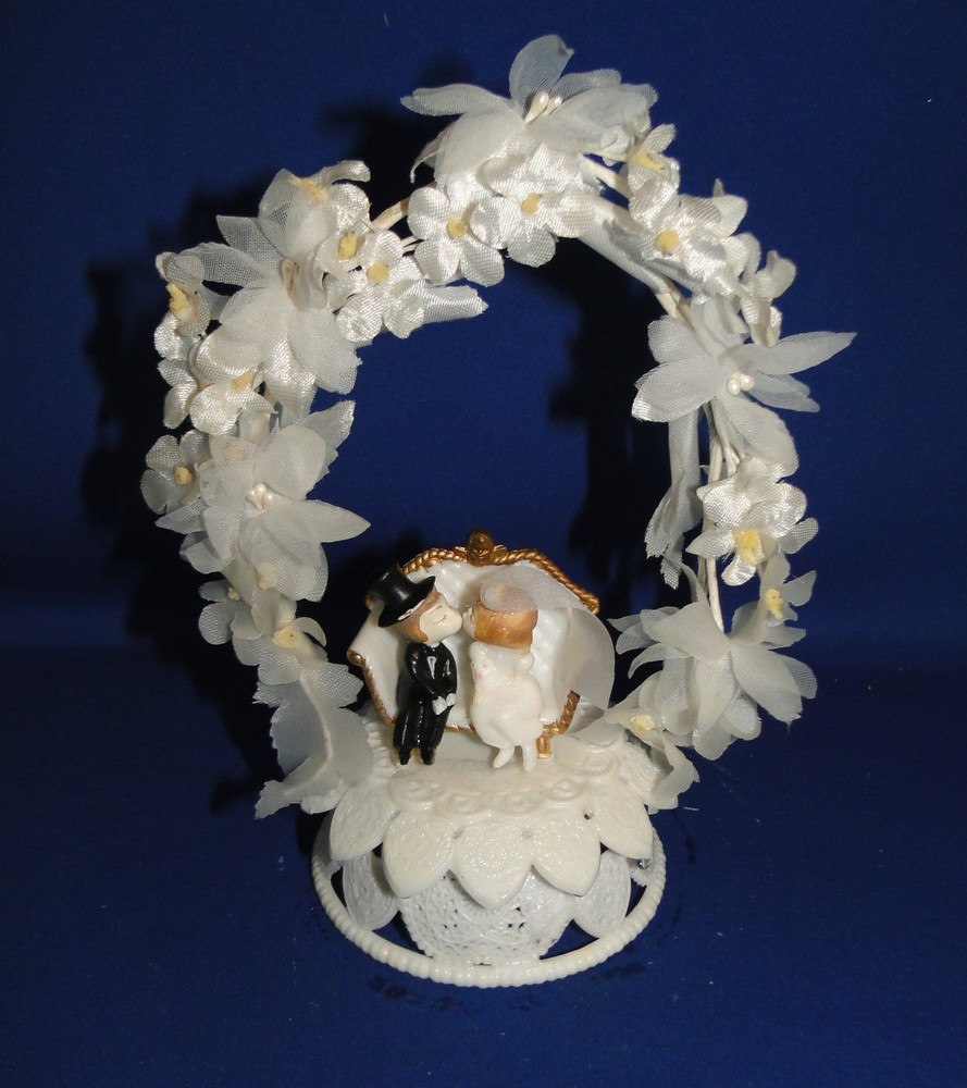 New Vintage Wilton Petite Kiss of Love Wedding CakeTop, 106-140