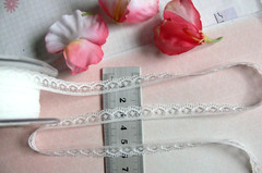 Polyester Floral Scalloped Edged Lace IVORY – 10mm Wide 5 Metre Length AR5