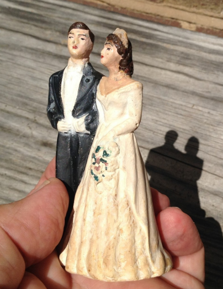 antique ACA chalkware plaster wedding cake topper 4″ bride & groom 1950? AS IS