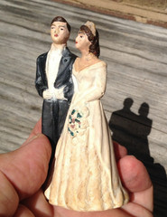 antique ACA chalkware plaster wedding cake topper 4″ bride & groom 1950? AS IS
