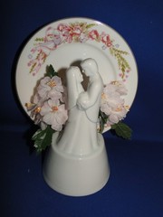 New Vintage Wilton «Cherish» Wedding CakeTop, white porcelain with plate 117-157