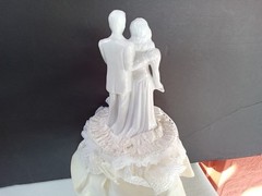 WEDDING TOPPER VTG COUPLE PORCELAIN WHITE FIGURES 8″ TALL SATIN & LACE RUFFLE