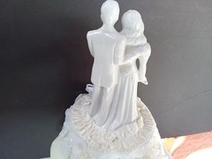 WEDDING TOPPER VTG COUPLE PORCELAIN WHITE FIGURES 8″ TALL SATIN & LACE RUFFLE
