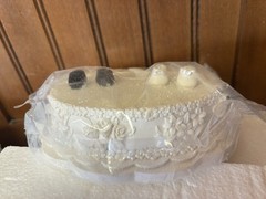 ADORABLE 2002 MADAM ALEXANDER BRIDE & GROOM CAKE TOPPER WITH BASE # 33570 MINT