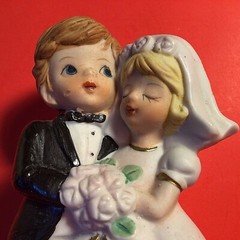BRIDE & GROOM PORCELAIN BELL BISQUE JEFFREY SNYDER NEW YORK 4″ HAND DECORATED