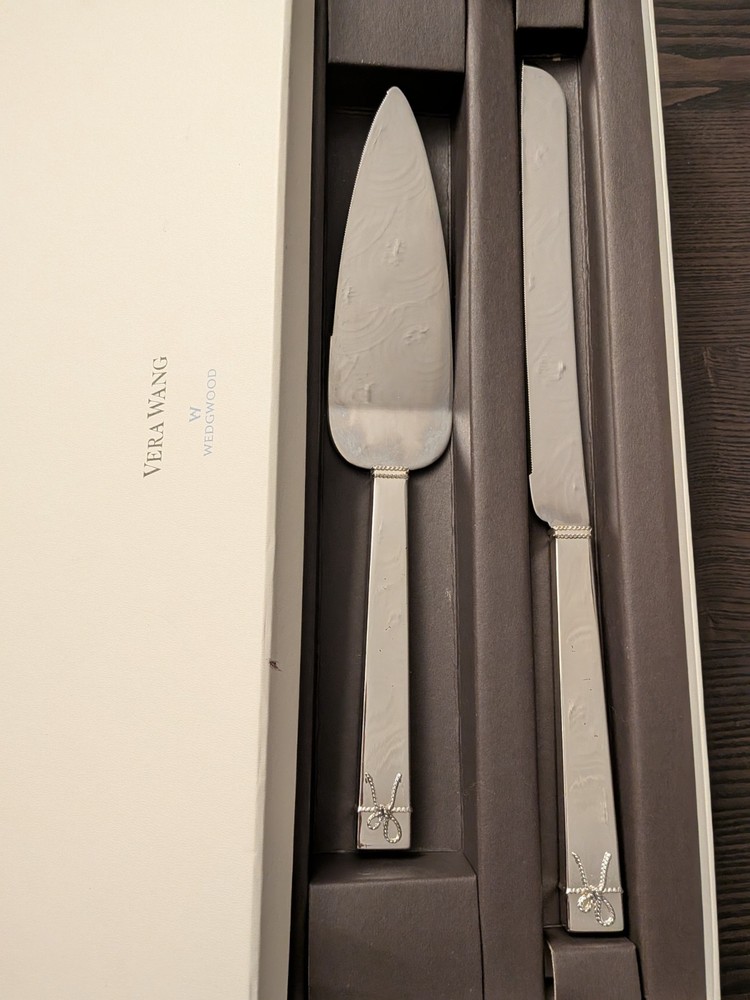 LOVE KNOTS BY VERA WANG CAKE KNIFE, AND SERVER SET GIFT BOX INCLUDED PREOWNED