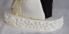 VTG 1940’s Marble Like Chalkware Bride+Grooms (2) Cake Toppers+4 Metal Bow Arrow