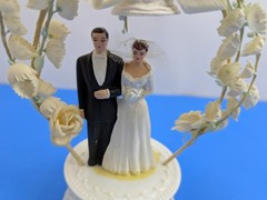 READ Vintage 1950s-60s Wedding Cake Topper Plastic Couple Wedding Bell Arch MCM