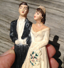 antique ACA chalkware plaster wedding cake topper 4″ bride & groom 1950? AS IS