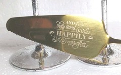 Mr and Mrs Wedding Cake Cutting Set & Champagne Flutes – 6pc Gold Gift Set NEW