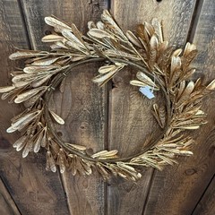 POTTERY BARN OLIVE LEAF WREATH HOLIDAY PLATE CHARGERS SET OF 4 ~ GOLD, 16″ DIAM