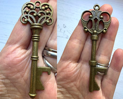 8Pcs Antiqued Brass Skeleton Key Bottle Openers Wedding Favor NOS Craft Jewelry