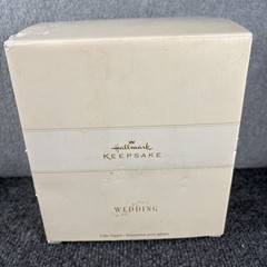Hallmark Keepsake 2005 Porcelain Wedding Cake Topper «To Love And To Cherish»