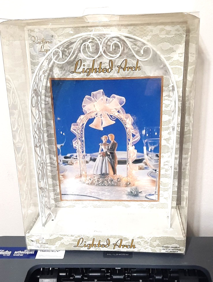 Victoria Lynn White Lighted Arch Wedding Bridal Shower Decor New in Box 11 x 7»