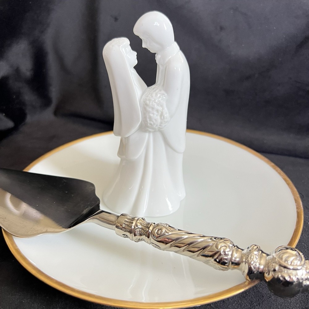 Vintage White Porcelain Wedding Cake Topper Bride Groom Romantic Figurine 5.5”