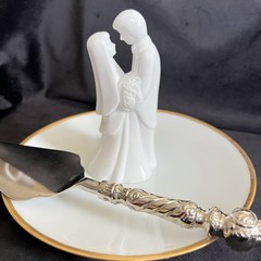 Vintage White Porcelain Wedding Cake Topper Bride Groom Romantic Figurine 5.5”