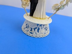 READ Vintage 1950s-60s Wedding Cake Topper Plastic Couple Wedding Bell Arch MCM